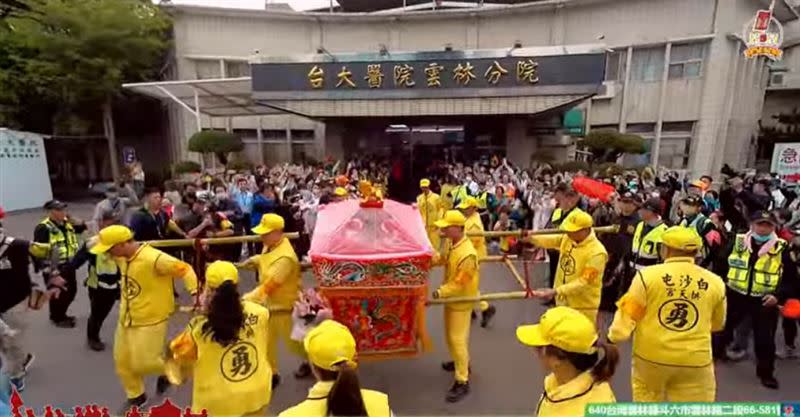 白沙屯媽祖首次停駕台大醫院雲林分院，讓醫護人員及患者為之振奮。(圖／翻攝自拱天宮臉書)