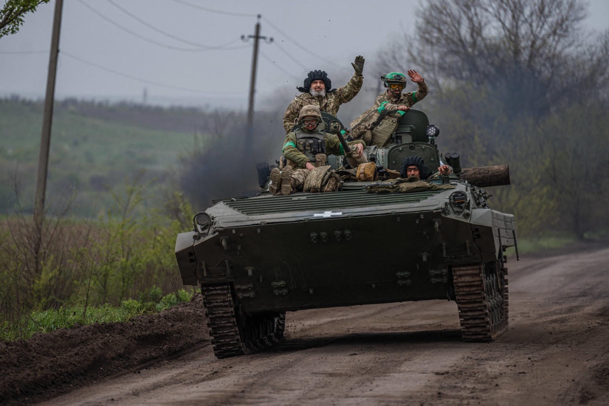 Des soldats ukrainiens près de Bakhmout, dans l’est de l’Ukraine, le 28 avril 2023.