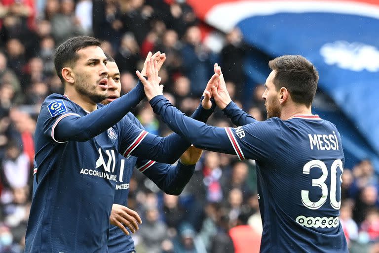 Una imagen que ya no se repetirá: el festejo entre Lionel Messi y Leandro Paredes por un gol de PSG; el ex Boca seguirá su carrera en Juventus, de Italia.