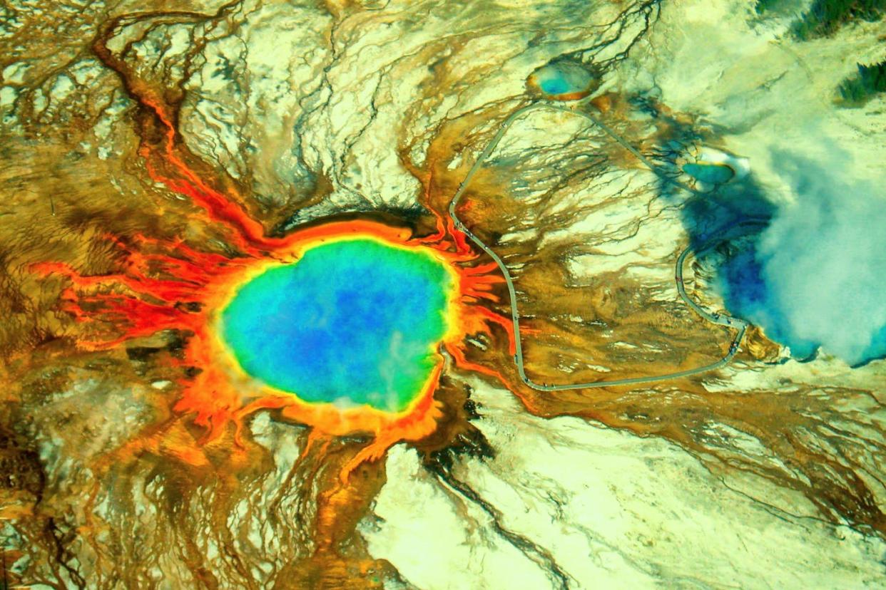 "Grand Prismatic Spring" en el parque nacional Yellowstone, la mayor fuente de aguas termales de los Estados Unidos. (<a href="https://www.shutterstock.com/es/image-photo/bright-rainbow-colored-grand-prismatic-spring-518637076" rel="nofollow noopener" target="_blank" data-ylk="slk:Shutterstock / Suzanne Pratt;elm:context_link;itc:0;sec:content-canvas" class="link ">Shutterstock / Suzanne Pratt</a>)