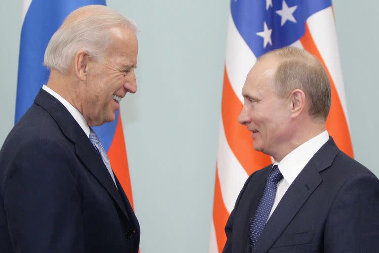 El presidente de Estados Unidos, Joe Biden, y su homólogo ruso, Vladimir Putin