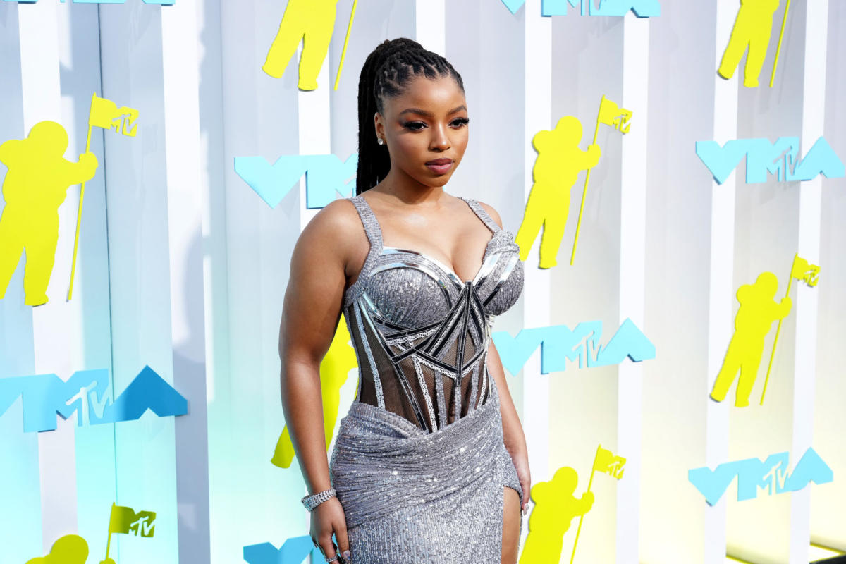 Shenseea Wore Marc Jacobs To The 2022 MTV VMAs - Red Carpet Fashion Awards