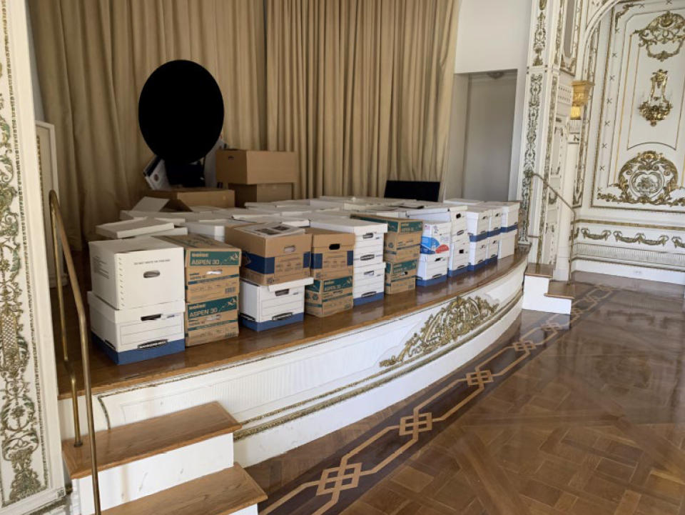 Esta imagen, contenida en una imputación contra el expresidente Donald Trump, muestra cajas con dcumentos almacenados en la Sala de Baile Blanco y Oro en la mansión Mar-a-Lago de Trump, en Palm Beach, Florida. (Departamento de Justicia vía AP)