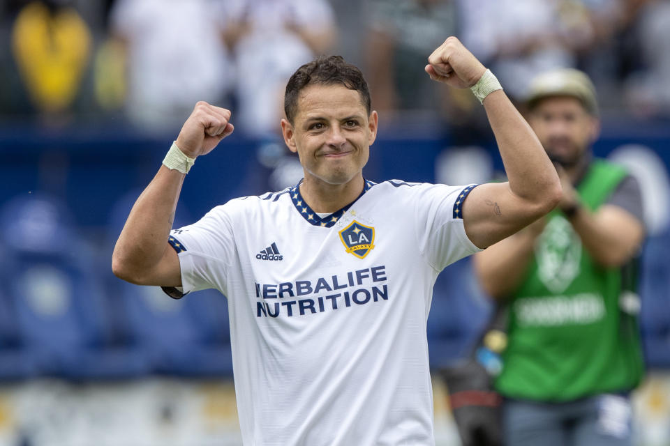 El mexicano Javier "Chicharito" Hernández festeja la victoria del Galaxy de Los Ángeles sobre el Nashville en la MLS, el sábado 15 de octubre de 2022 (AP Foto/Alex Gallardo)