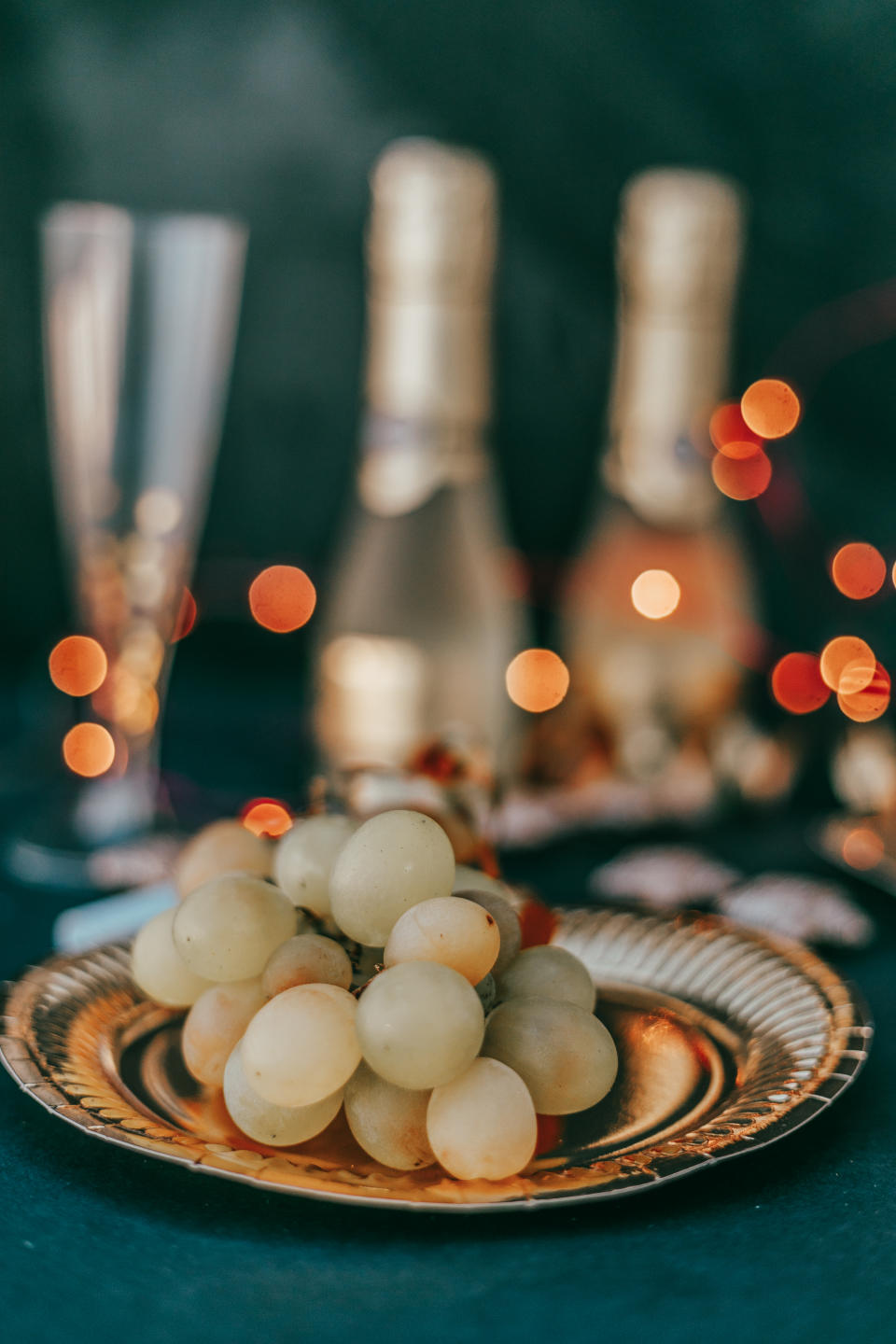 Una creencia propia de España y convertida en tradición en países latinoamericanos es la de comer doce uvas en Nochevieja para tener prosperidad. (Getty Commercial)