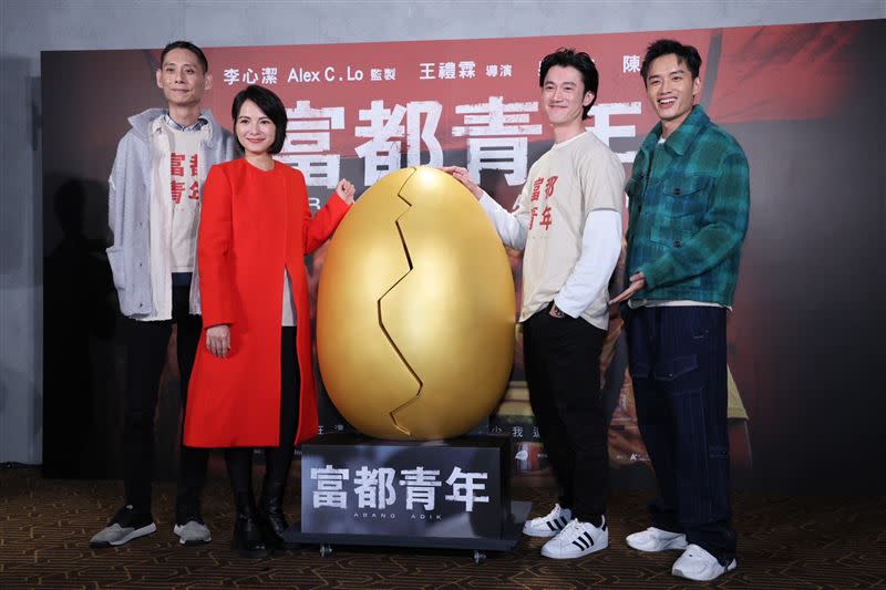 導演王禮霖（左起）、監製李心潔、吳慷仁、陳澤耀出席《富都青年》慶功記者會。（圖／記者鄭孟晃攝影）