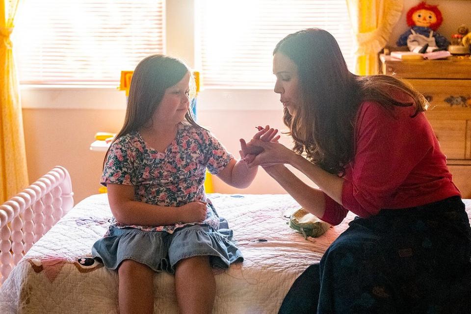 Isabella Rose Landau as Kate, Mandy Moore as Rebecca in This Is Us