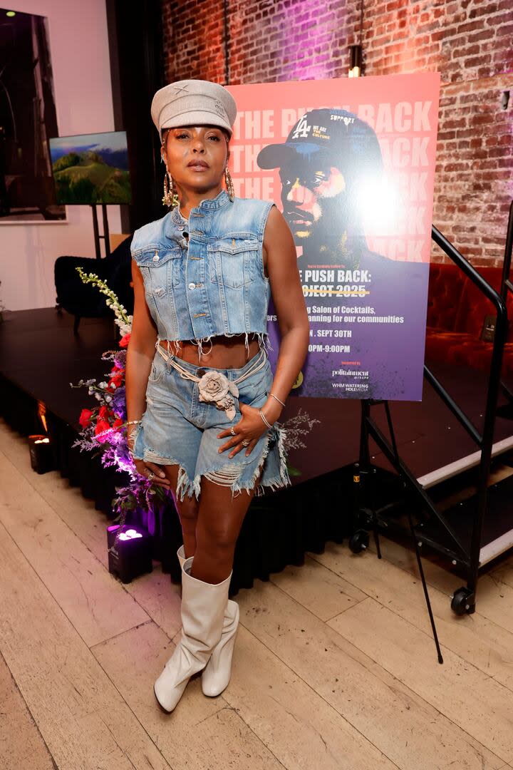 Jean con jean fue el look que eligió Taraji P. Henson para el evento que ella misma organizó en Los Ángeles. La protagonista de Empire combinó un minishort y un chaleco unas botas de caña alta en color crudo y una gorra a tono