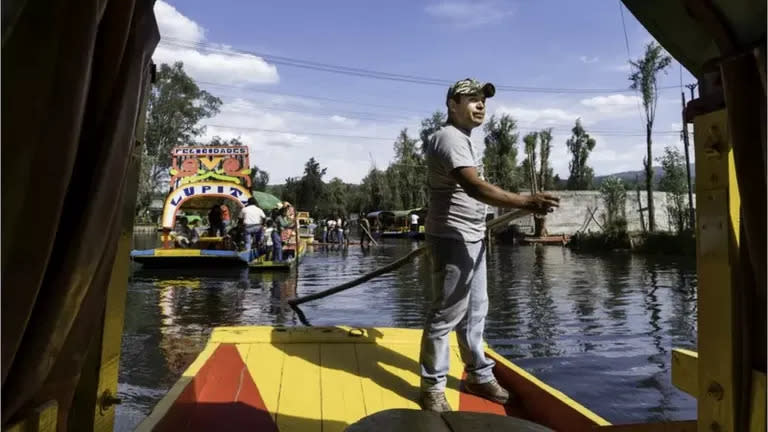 Cientos de turistas llenan los canales de Xochimilco todos los fines de semana