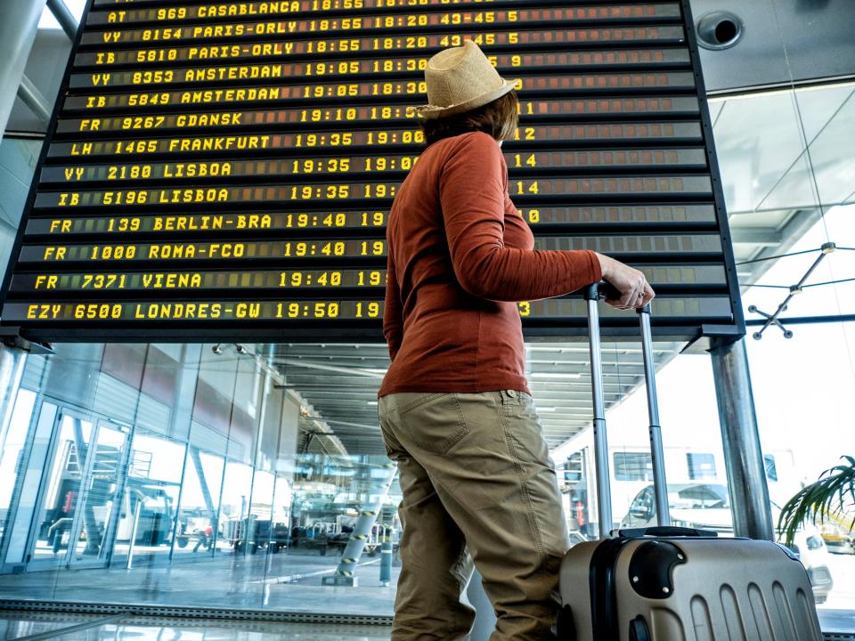 Eine neue Analyse von Stepstone zeigt, dass auch dieses Jahr zum Ferienstart wieder Personalengpässe in Tourismus und Gastronomie drohen. - Copyright: Getty Images / Jose A. Bernat Bacete