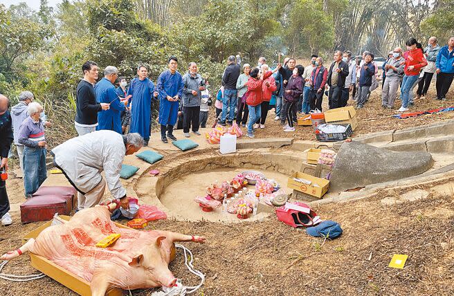 美濃林氏大家族成員選在清明前夕，到六龜新寮，依古禮「少牢禮」祭祖，緬懷先人。（林雅惠攝）