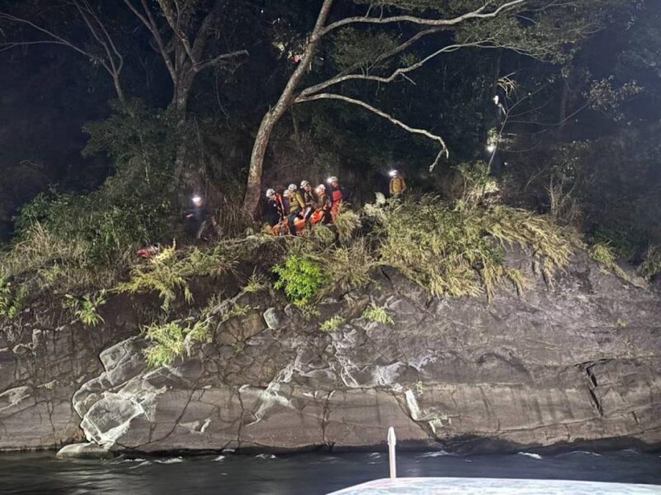 男子溯溪摔傷，苗消防人員花7小時將人救出送醫。（圖：消防局提供）