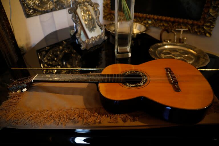 Una de las guitarras que usó Gardel, del museo del orfebre Carlos Pallarols