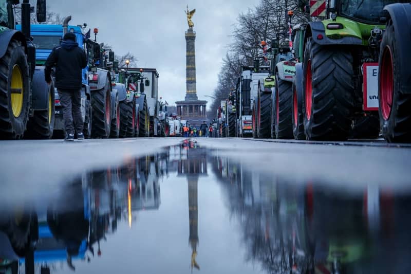 Tractors lined up at The Victory Column during the farmers demonstrations. According to the police, around 10000 participants and 5000 vehicles are expected to take part in a large demonstration by farmers' associations and the BGL haulage association against planned subsidy cuts by the federal government, including for agricultural diesel. Kay Nietfeld/dpa
