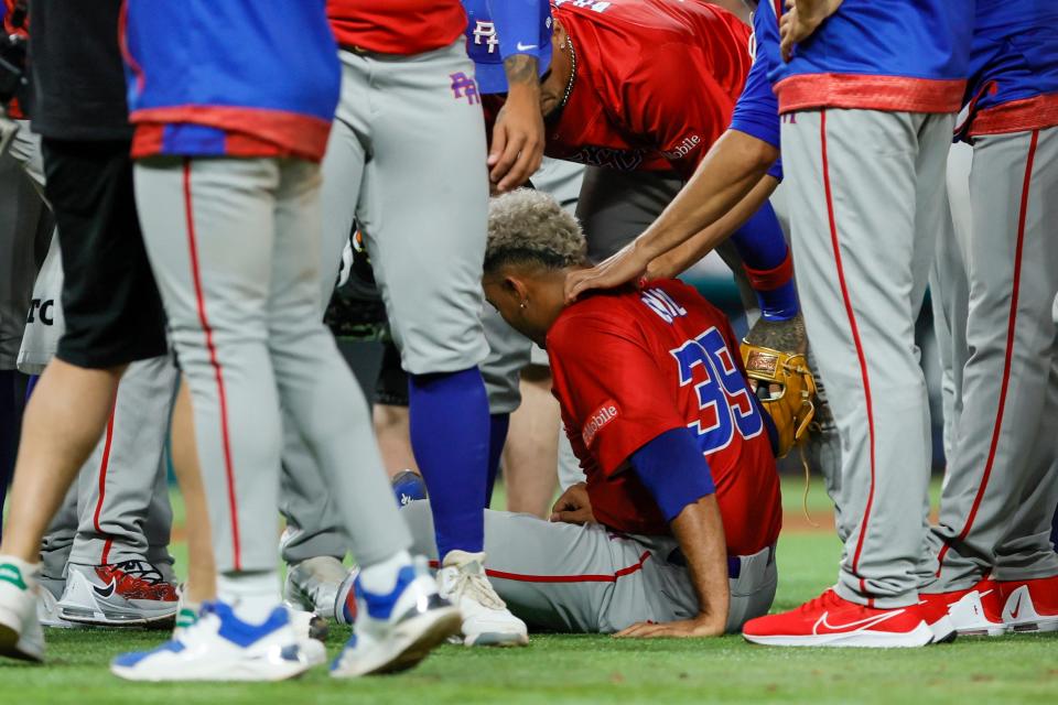 Edin Díaz tras sufrir una lesión en la rodilla celebrando la victoria de Puerto Rico el miércoles.