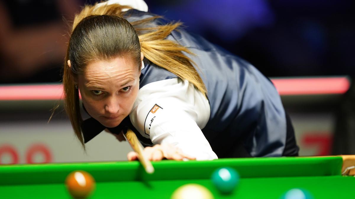 Reanne Evans becomes first woman to win Snooker Shoot Out match