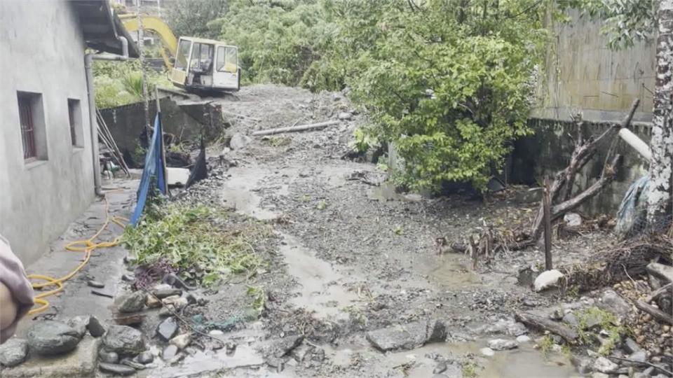 險！花蓮暴雨土石流衝入民宅　屋主出動怪手成功阻擋