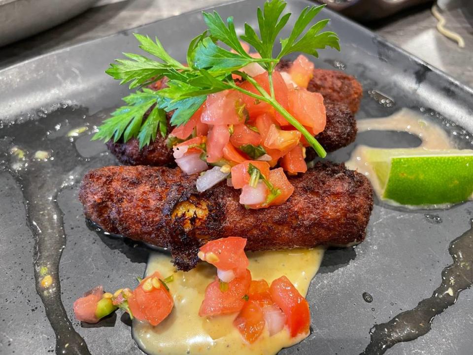 Croquetas de cangrejo en Ella's, en el salón de comida Shoma Bazaar.