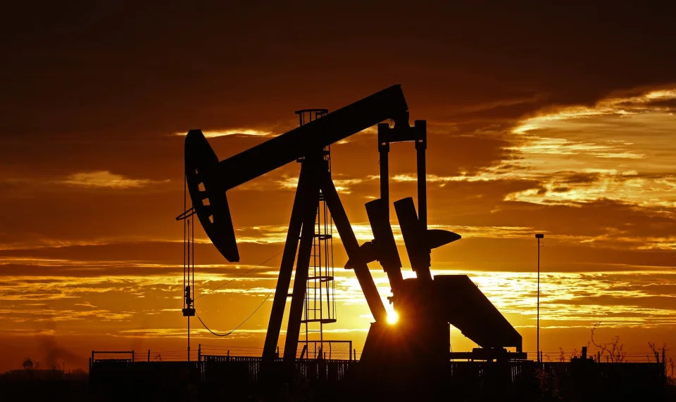 Texas oil opens 1.6% higher to .94