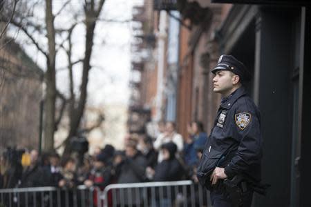 Police stand outside the apartment where actor Philip Seymour Hoffman was found dead in Manhattan, New York February 2, 2014. REUTERS/John Taggart