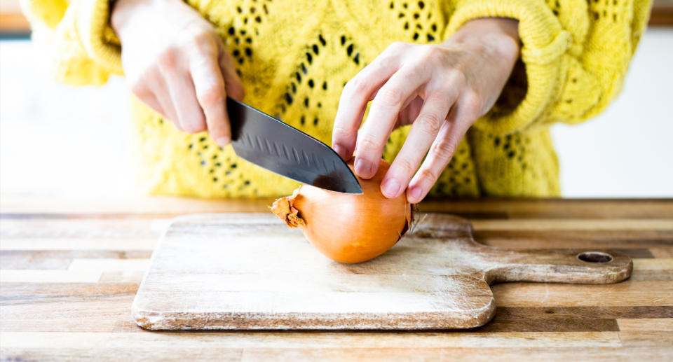 Cutting onions to get rid of odours