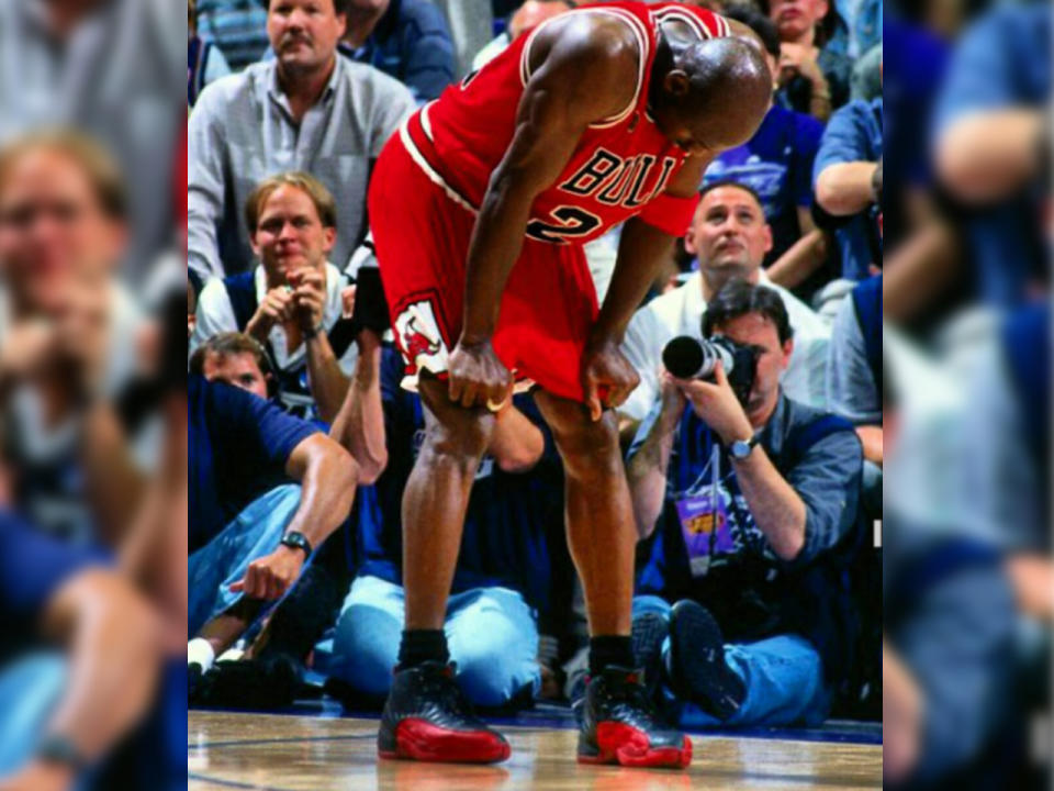 <p>Wer denkt, teurer geht es nicht, der irrt. Denn der teuerste Sneaker der Welt ist der Nike Air Jordan 12 “Flu Game”. Er wurden 1997 von Michael Jordan beim NBA-Finale getragen. Der litt unter einer schweren Grippe, kämpfte sich aber dennoch zum Sieg – deshalb der Name des Modells: “Flu Game”. Bei einer Auktion wurden die Turnschuhe für sage und schreibe 95.912 Euro versteigert. Unschlagbar wie Michael Jordan selbst. (Bild-Copyright: weyweykins/Instagram) </p>