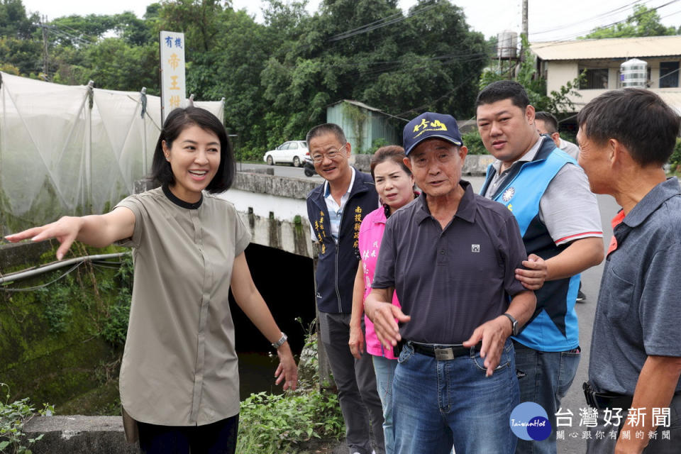 許縣長游議員會勘竹山10多處排水不良護欄破損等均即施工改善。（縣府提供）