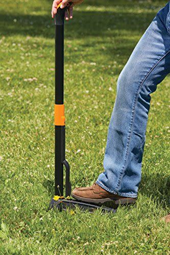 14) Fiskars Deluxe Stand-up Weeder