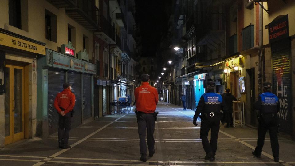 Polizisten patrouillieren auf einer Straße, bevor alle Bars und Restaurants um 22 Uhr geschlossen werden. Wegen der sprunghaft steigenden Corona-Infektionszahlen in Europa gelten seit Samstag um Mitternacht Reisewarnungen für weitere Regionen in 15 EU-Ländern.