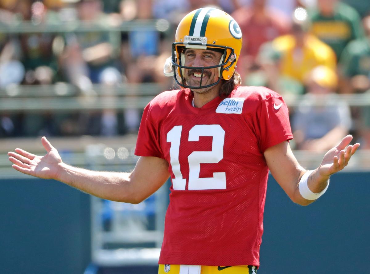 Packers' Aaron Rodgers brings joy to young girl at grocery store