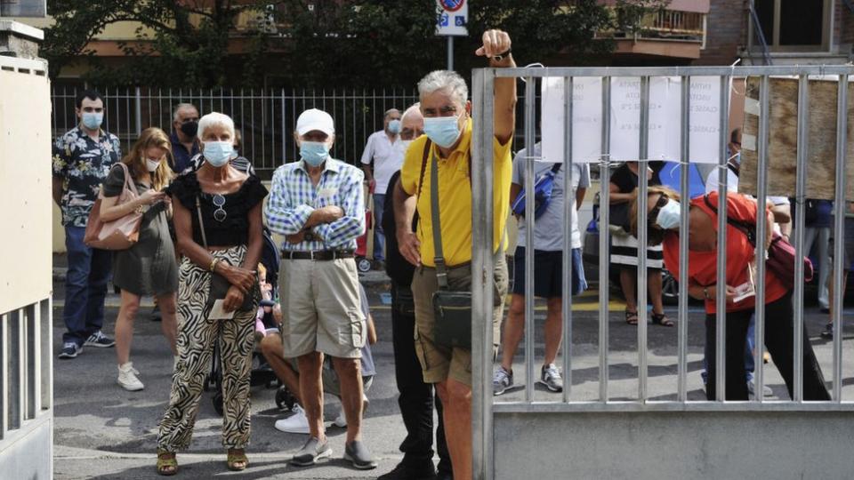 Fila a las puertas del colegio electoral.