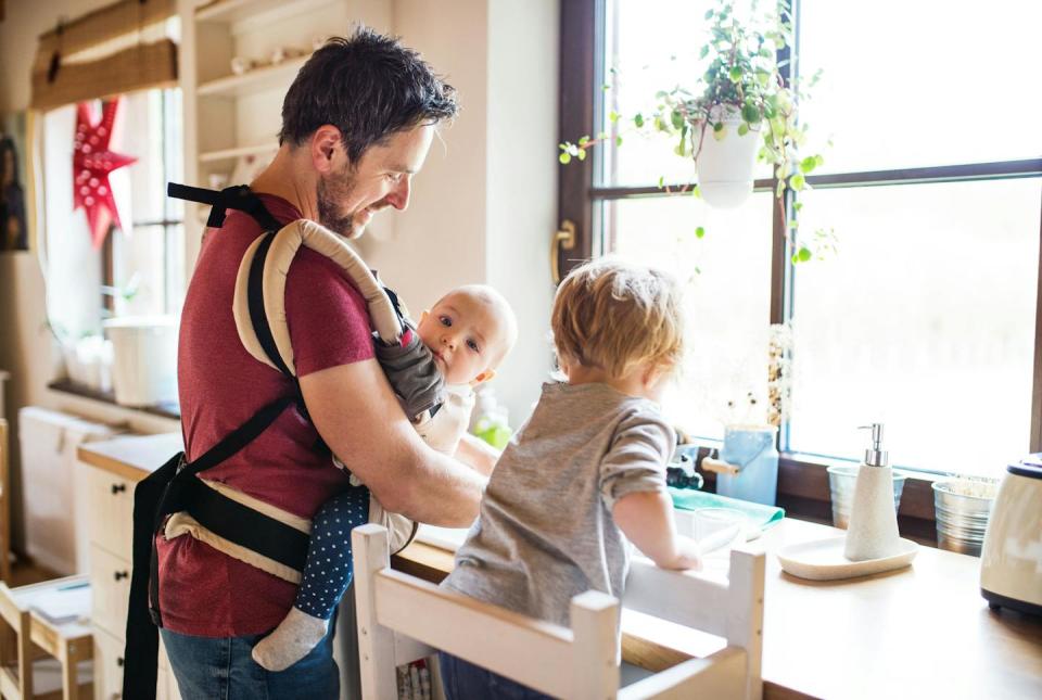 <a href="https://www.shutterstock.com/es/image-photo/father-two-toddlers-washing-dishes-1080411476" rel="nofollow noopener" target="_blank" data-ylk="slk:Ground Picture/Shutterstock;elm:context_link;itc:0;sec:content-canvas" class="link ">Ground Picture/Shutterstock</a>