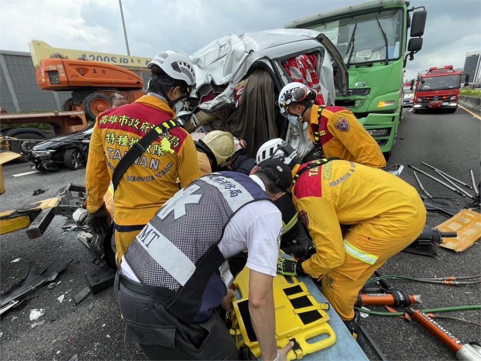 快新聞／國1北向瑞隆段連環車禍「轎車遭夾扁」 2人送醫宣告不治