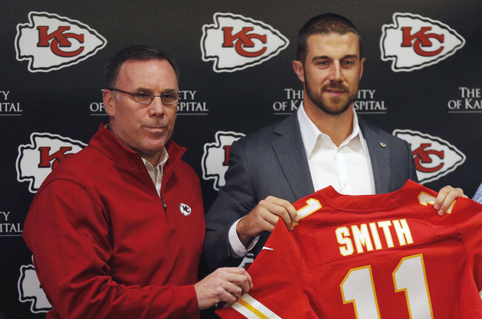 Former Kansas City Chiefs general manager John Dorsey, left, stands with quarterback Alex Smith in 2013. (AP)