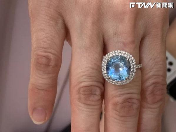 林姓董娘在百貨公司遺失近百萬Tiffany的藍鑽戒，所幸失而復得。（圖／翻攝畫面）