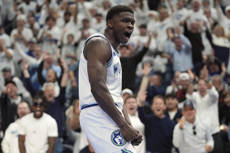 El escolta de los Timberwolves de Minnesota, Anthony Edwards, celebra después de una volcada durante la segunda mitad del Juego 1 de la serie de playoffs de primera ronda de baloncesto de la NBA contra los Suns de Phoenix, el sábado 20 de abril de 2024, en Minneapolis. (AP Foto/Abbie Parr)