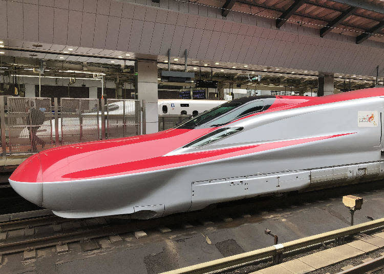 也可以乘坐這台有著美麗流線型外表的紅色新幹線「小町（こまち）」前往仙台。