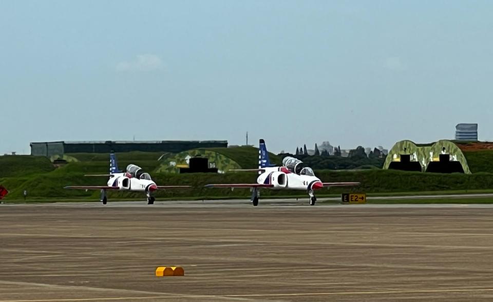 空軍雷虎小組AT-3教練機滑行，準備起飛進行編隊特技表演。資料照片。郭宏章攝