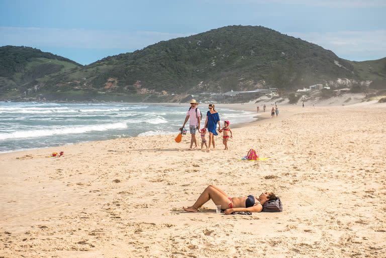 La extensa praia do Rosa, paraíso de surfistas.