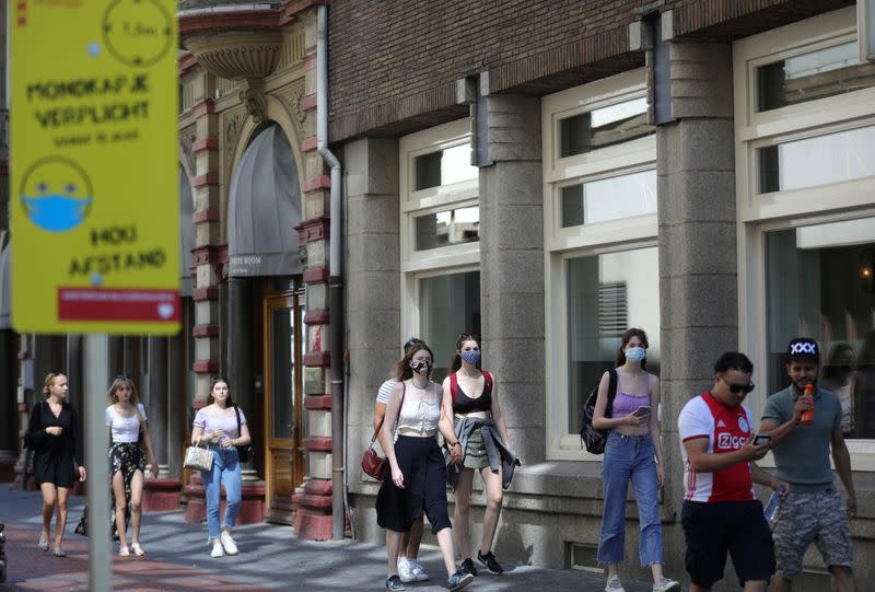 Amsterdam begins an "experiment" with mandatory face masks in the busiest streets of the city