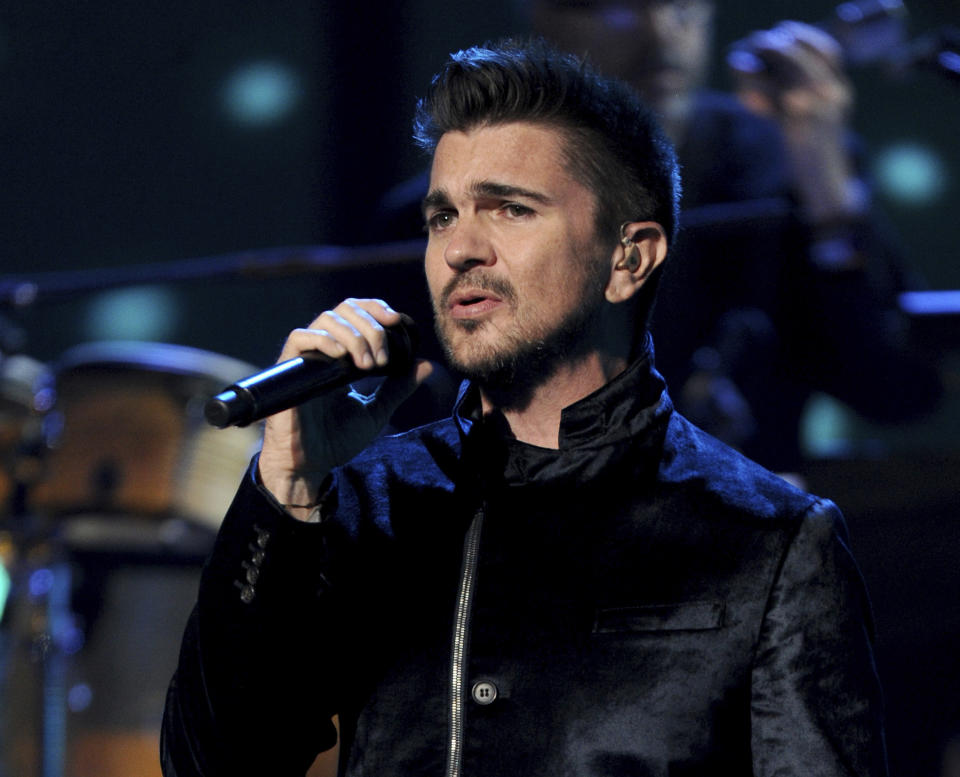 En esta foto del 21 de noviembre del 2013, Juanes canta en la ceremonia de los Latin Grammy en Las Vegas. El músico y activista colombiano será homenajeado como Persona del Año de la Academia Latina de la Grabación el miércoles 13 de noviembre del 2019. (Foto por Frank Micelotta/Invision/AP, Archivo)