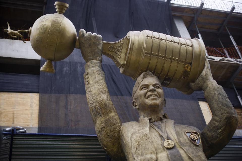 La estatua de Marcelo Gallardo, ex técnico de River Plate, afuera del estadio Monumental en Buenos Aires, el martes 30 de mayo de 2023. (AP Foto/Iván Fernández)
