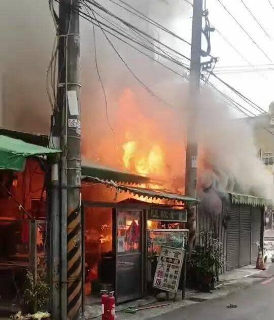 台中太平區公所對面的麵攤與皮件店陷入火海，消防人員到場搶救，約半小時控制火勢。（消防局提供）