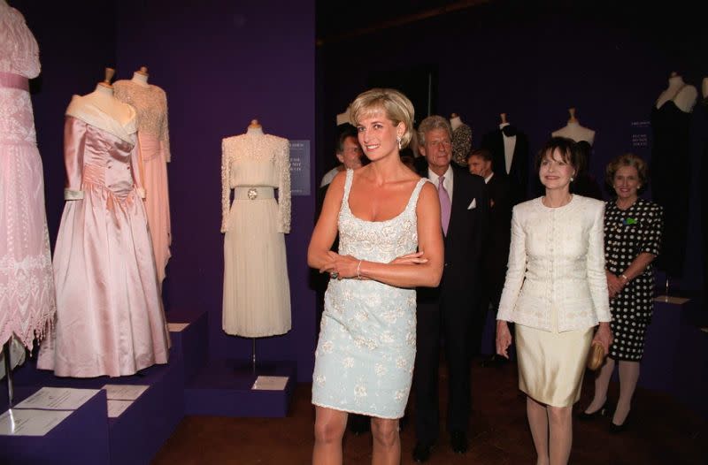 En 1997, la princesse Diana avait organisé une vente aux enchères caritative au cours de laquelle elle avait vendu certaines de ses tenues les plus prisées [Photo: Getty]