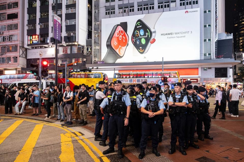 大批香港警察4日駐守銅鑼灣，嚴控民眾悼念六四。美聯社