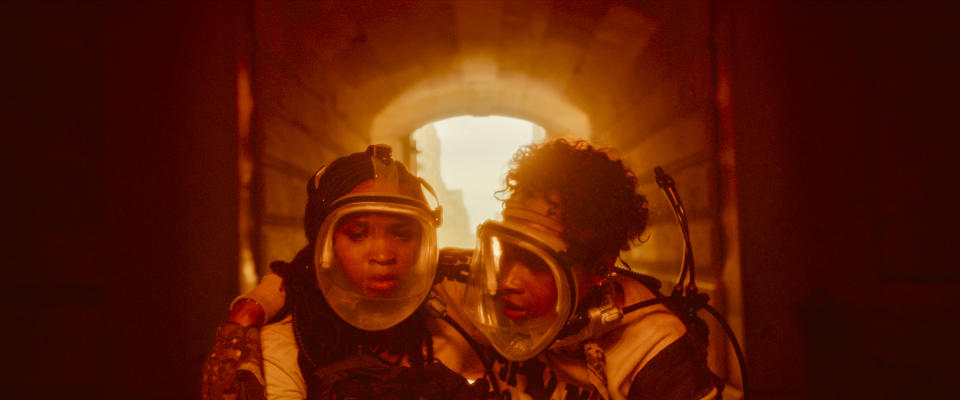 (L-R) Quvenzhané Wallis as Zora and Jennifer Hudson as Maya in the Sci-Fi Thriller film, BREATHE, a Capstone Global / Warner Brothers release (Photo courtesy of Breathe Productions Inc.)