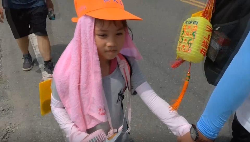 6歲的羅小妹妹跟隨白沙屯媽祖進香團前進，只為祈求手術平安順利。（圖／東森新聞）
