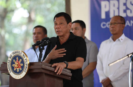 FILE PHOTO - Philippine President Rodrigo Duterte talks to soldiers during a visit to a military camp in Zamboanga, Sibugay in southern Philippines June 2, 2017. Presidential Palace/Handout via REUTERS