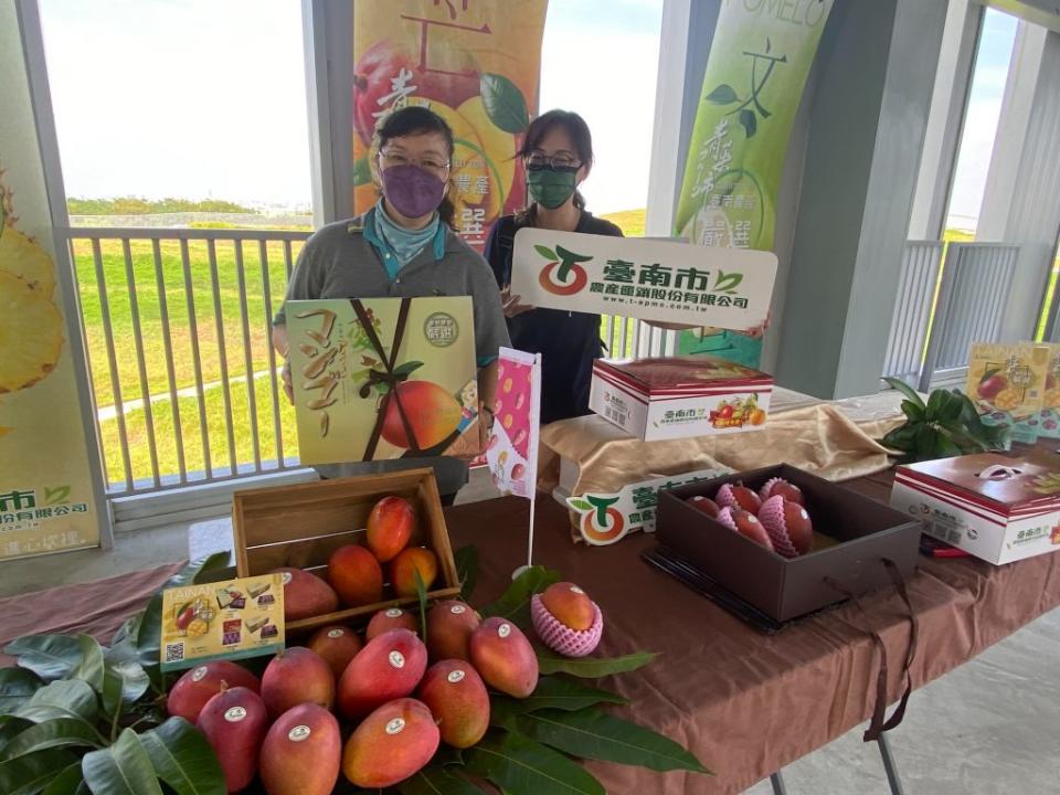 台南市農產運銷公司行銷今年愛文芒果。（記者張淑娟攝）