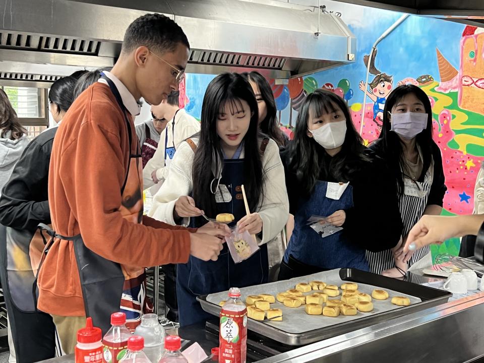 新莊高中學生與美國奧勒岡主教學校學生(左一)進行台灣美食鳳梨酥的製作